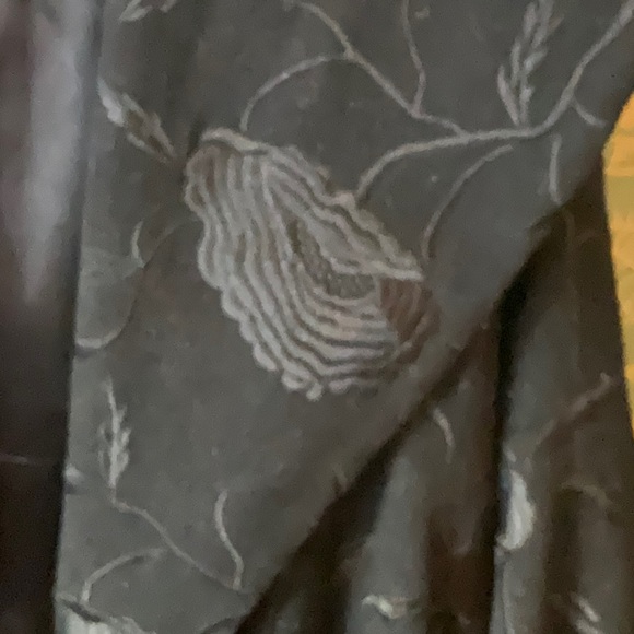 Long black coat with embroidery - Picture 3 of 9